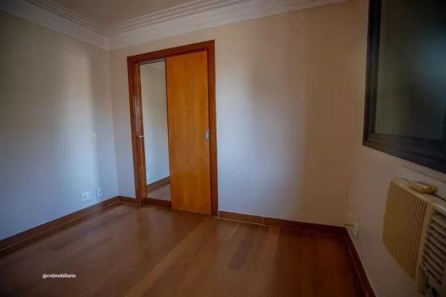 Imagem Este espaçoso apartamento de 336 metros quadrados oferece o equilíbrio perfeito entre conforto e p...