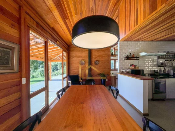 Imagem Casa Linear com 4 quartos e lazer privativo dentro de condomínio de Teresópolis