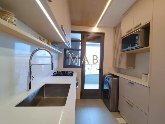 Imagem **MOBILIADO E DECORADO** Apartamento Duplex com 3 suítes, lavabo, cozinha, sala estar/jantar, área de serviço, sacada com churrasqueira. 2 vagas de ga