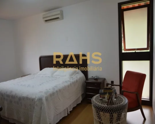 Imagem Linda Residência, no Condomínio Parc de France, Bairro Saguaçu. Arquitetura diferenciada, realiza...