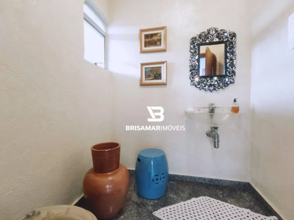 Imagem ENSEADA- NA QUADRA DA PRAIA , MAGNÍFICA CASA IMPECÁVEL , 04 VAGAS DE GARAGEM.
