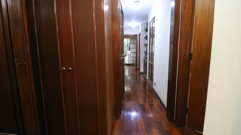 Imagem Apartamento 200M², 3Q, 3 Suítes, 5 Banheiros, 3 Vagas, Varanda, Piscina, Closet, Despensa, Dependência Completa de Serviço, Depósito, Armários.