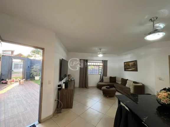 Imagem Linda casa de esquina - Casa espaçosa