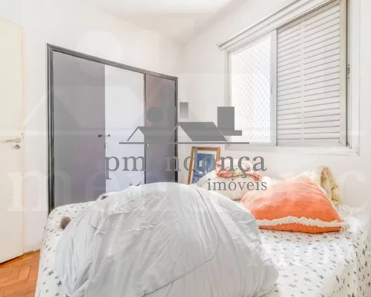 Imagem Apartamento com living para 02 ambientes, piso de tacos, bem distribuído, 03 dormitórios, banheiro...