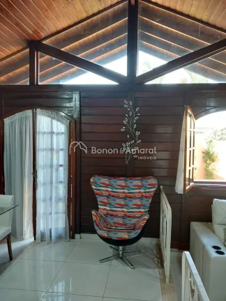 Imagem Esta encantadora casa de madeira oferece um ambiente acolhedor e confortável, perfeita para a famí...