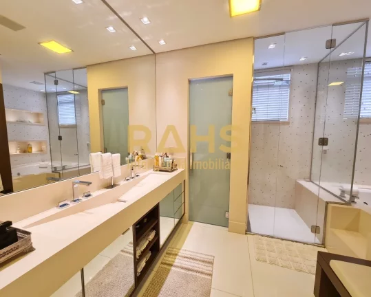 Imagem O Apartamento é composto por: Suíte master com 40,84m² contendo amplo closet e banheira. Aquecime...