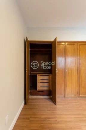 Imagem Apartamento com 134m² de área útil. São 3 dormitórios ( 1 suíte ) e 1 vaga de garagem. Living ...