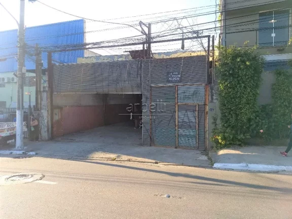 Imagem Galpão com escritórios com área total de 406 metros quadrados. O piso térreo está o galpão que...