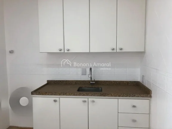 Imagem Oportunidade no Edifício Cristina, no Centro de Campinas. Este amplo apartamento totalmente reforma...