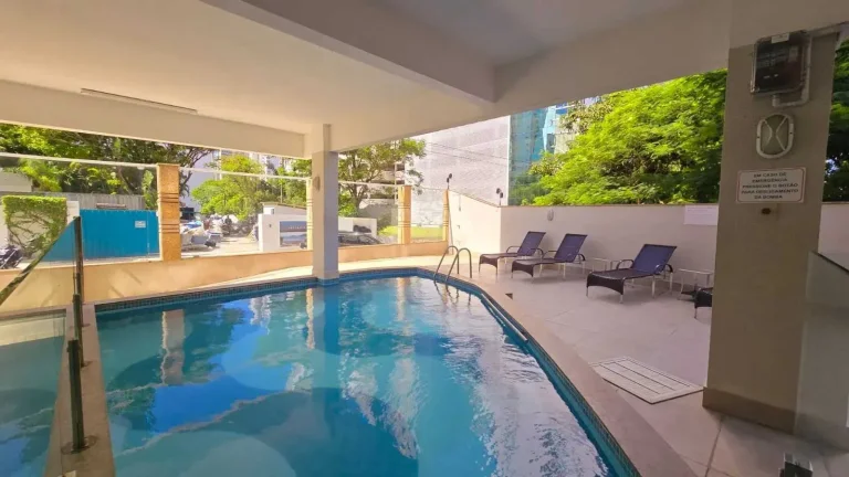 Imagem Apartamento quadra mar com 2 dormitórios sendo 1 suíte e 1 vaga em Balneário Camboriú/SC