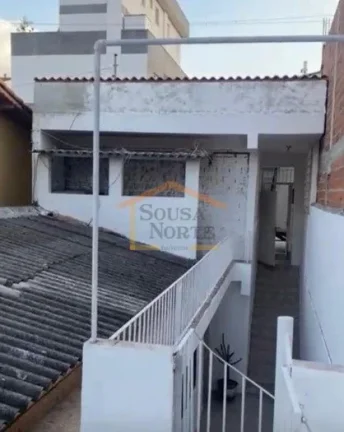 Imagem Casa térrea com 120m², abaixo do nível da rua, acesso lateral por escada, com cozinha, copa, sala...