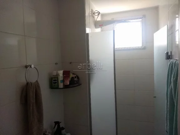 Imagem Apartamento térreo com 48 metros quadrados, com dois quartos com piso em porcelanato e teto rebaixa...