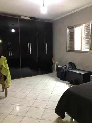 Imagem Sobrado Vila Alpina - 250 m² - 4 Dormitórios - 1 Suíte - Quintal com churrasqueira - 2 Vagas - Portão eletrônico.