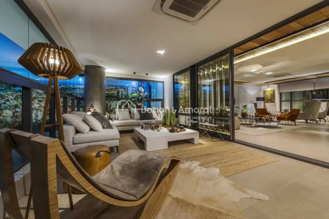 Imagem Magnífico apartamento no Cambuí, no Edifício Le Reve, com 316 m². 

O imóvel possui living para...