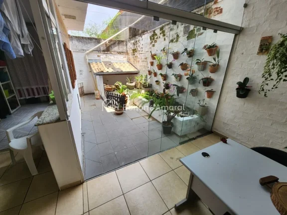 Imagem Imóvel espaçoso para comprar, confira esta ótima opção com 5 quartos, sendo 1 suíte, e 3 banhe...