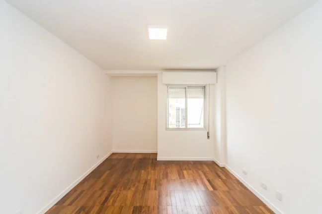 Imagem OPORTUNIDADE IMPERDÍVEL ! Apartamento Reformado 161M², 3Q, 1 Suíte, 2 Banheiros, 2 Vagas, Academia, Brinquedoteca, Playground, Salão de Festas.