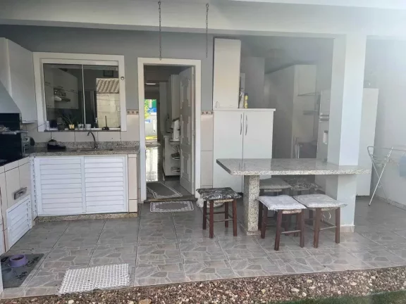 Imagem Sobrado mobiliado com 3 dormitórios sendo 1 suíte e 2 vagas de garagem em Balneário Piçarras
