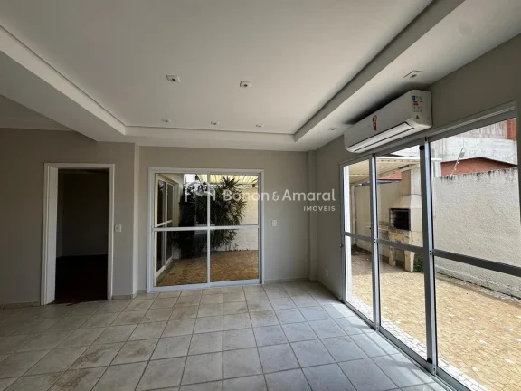 Imagem Encante-se com esta charmosa casa à venda em um dos condomínios mais desejados do bairro! Com ambi...