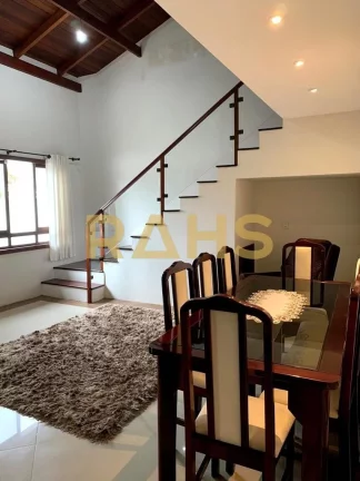 Imagem Linda casa semi-mobiliada e climatizada com 1 suíte, 2 quartos, 2 vagas de garagem e completa área...