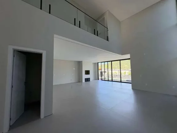Imagem Casa alto padrão em condomínio com 4 suítes e 4 vagas de garagem em Camboriú/SC