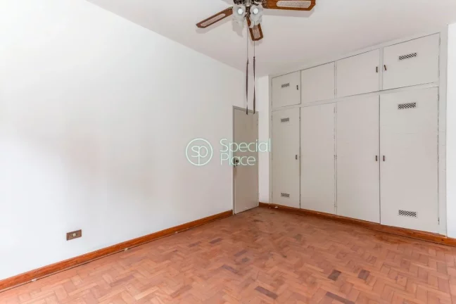 Imagem Apto amplo com pé direito alto e living rico em iluminação natural para 03 ambientes e lavabo. Po...