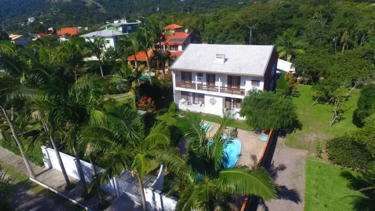 Imagem Casa 5 suítes e 3 vagas de garagem a 150m da beira-mar da Praia de Taquaras em Balneário Camboriú/SC