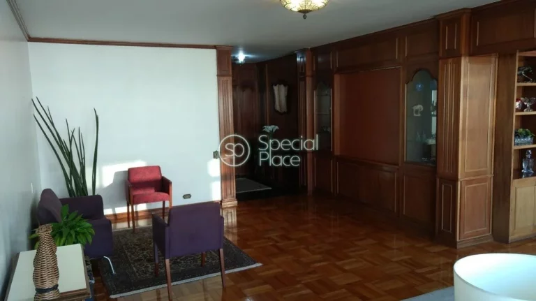 Imagem Apartamento super espaçoso, com 270m2, 4 dormitórios ( 1 suíte ) e 2 vagas na garagem. Amplo livi...