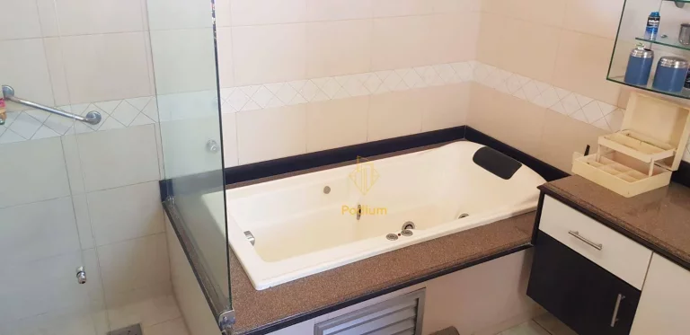 Imagem Casa estilo francesa com área de lazer em condomínio fechado no Portal do Sol - CA0041