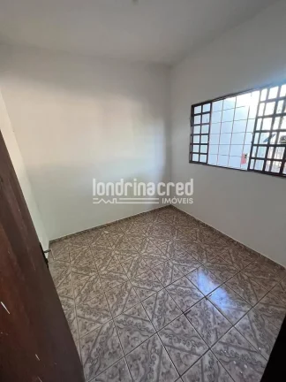 Imagem Casa ampla de 2 pisos, pronta para morar e escriturada! 4 quartos, 3 banheiros, área com vista para Londrina e dependência para reformas. Garagem inclusa!
