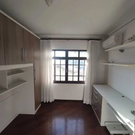 Imagem Casa averbada com 3 dormitórios sendo 1 suíte e 2 vagas de garagem em Joinville