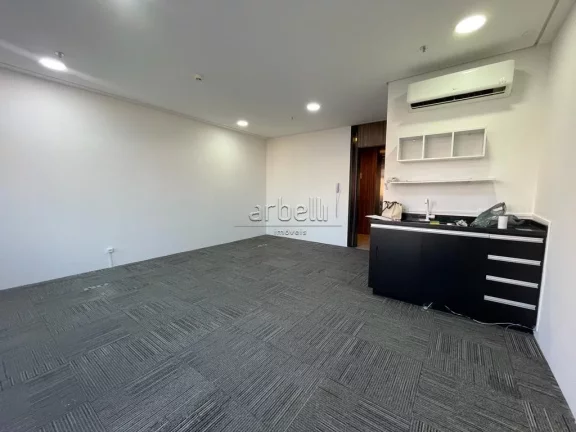 Imagem Apresentamos esta sala comercial de 33 metros quadrados, 1 banheiro e 1 copa, além de 1 vaga de gar...