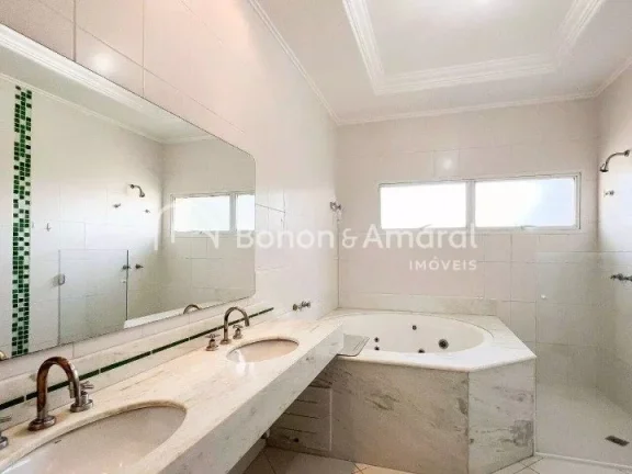 Imagem Sofisticada casa à venda no Alphaville Campinas. A residência possui uma área construída de 460 ...