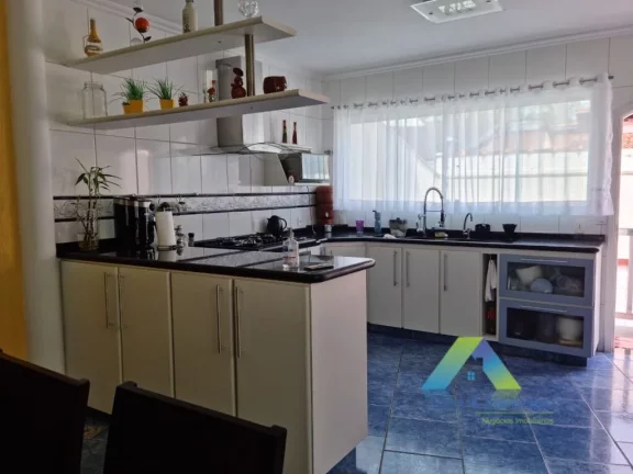 Imagem Sobrado com 3 Quartos e 3 banheiros à Venda, 250 m² por R$ 739.900