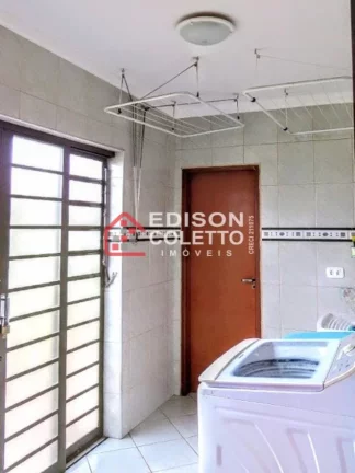 Imagem Casa de frente para área verde, Parque Santa Cecília com 3 dormitórios.