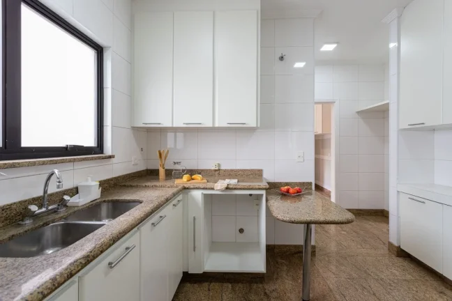 Imagem Apartamento Reformado 269M², 3Q, 3 Suítes, 2 Salas, 3 Banheiros, 4 Vagas, Varanda, Closet, Academia, Piscina, Salão de Festas, Brinquedoteca.