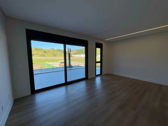 Imagem Casa em condomínio com 4 suítes e 4 vagas de garagem em Camboriú/SC