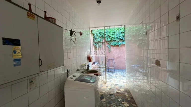 Imagem Casa ampla de 2 andares, próxima à Avenida Guilherme Ferreira, com 3 quartos incluindo 1 suíte