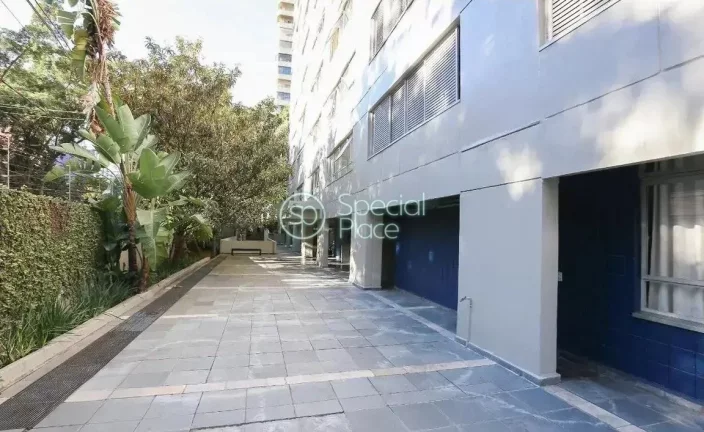 Imagem Moema Pásssaros, fora de rota. Prédio antigo com ótima planta, janelões com bastante claridade. ...