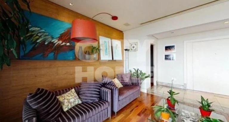 Imagem Excelente apartamento, com vista maravilhosa. Amplo living com lindo piso em madeira e varanda envid...