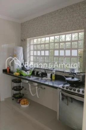 Imagem Linda chácara térrea em condomínio de chácaras, com construção nova e arquitetura moderna. A c...