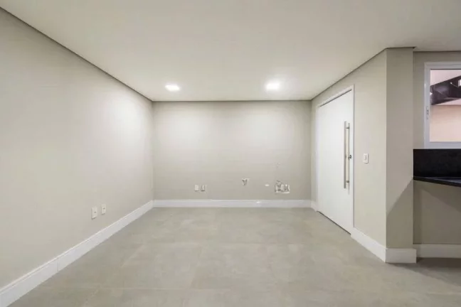 Imagem Vende-se casa reformada com 405 metros quadrados e 4 suítes no Alto de Pinheiros Casa com 405m² de...