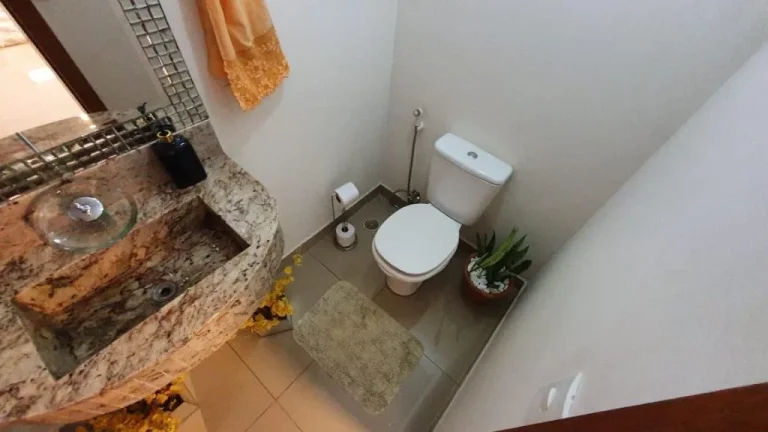 Imagem Sobrado em condomínio fechado com 404m² de terreno e 480m² de área útil contendo. No primeiro p...