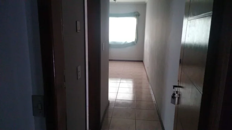 Imagem Apartamento amplo com sala dois ambientes, cozinha com armários, banheiro com box e gabinete, 3 qua...