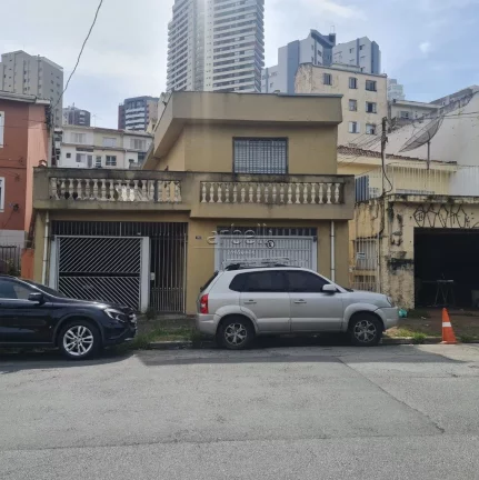 Imagem Esta espaçosa casa de 381 metros quadrados é ideal para uso residencial e comercial, situada em um...