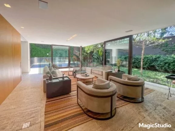 Imagem Casa dos sonhos no coração do Jardim América! Com uma área de 772m², esta casa totalmente reformada e mobiliada oferece conforto, luxo e modernidade