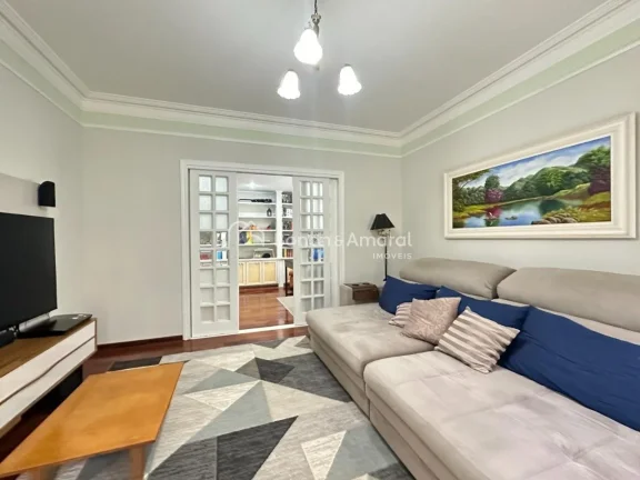 Imagem Esta encantadora casa de estilo sobrado oferece um ambiente espaçoso e confortável, com uma excele...
