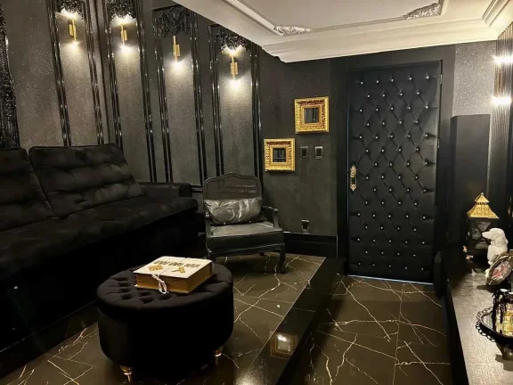 Imagem Casa Neoclássica mobiliada com 4 suítes e 4 vagas de garagem em condomínio fechado no bairro Rio do Meio em Camboriú