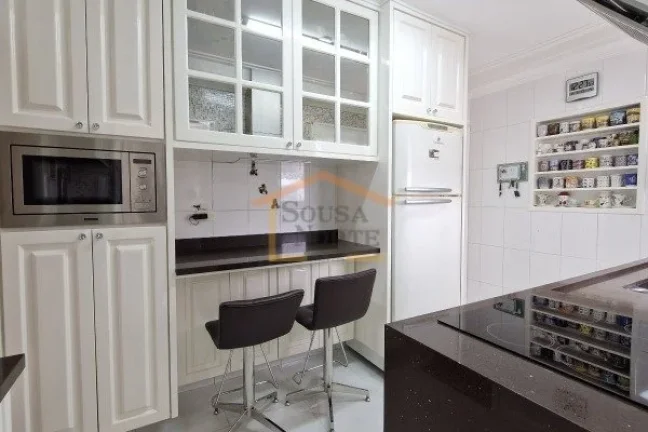 Imagem Apartamento com 142m², 3 dormitórios, sendo 3 suites, 5 banheiros, sala para dois ambientes, varan...
