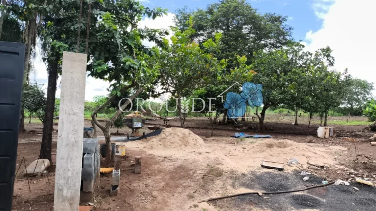 Imagem Chácara à venda à apenas 4 Km de Santo Antônio da Barra-GO, Setor Central: 5 quartos, 1 sala. Imperdível oportunidade!
