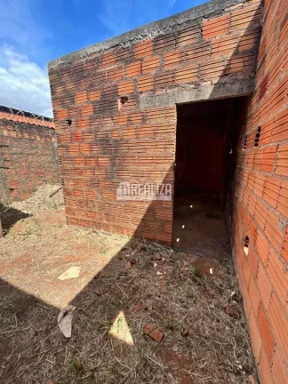 Imagem Casa padrão semiacabada à venda no bairro Lourdes em Uberaba